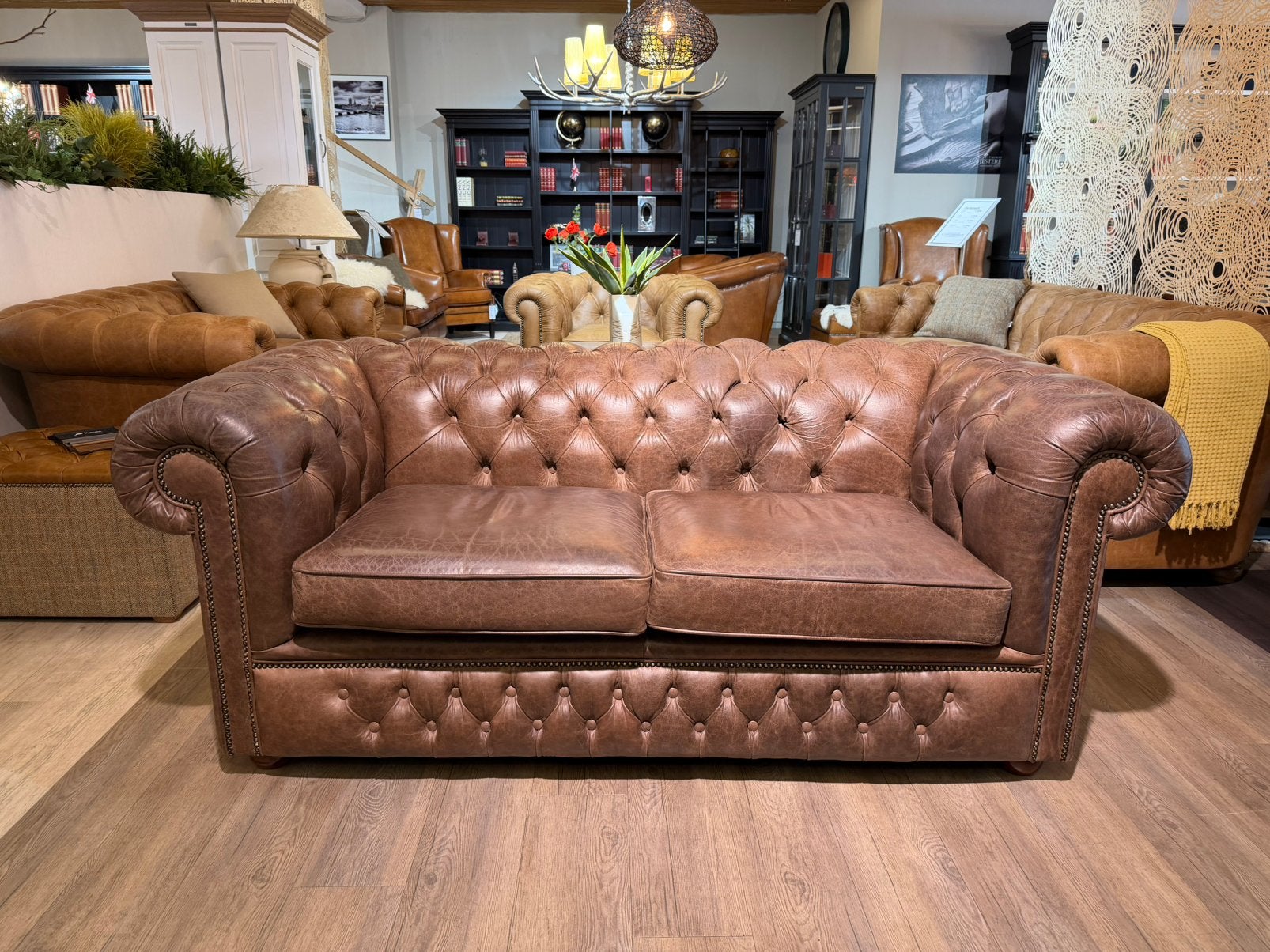 ENGELSE WESTMINSTER CHESTERFIELD 2 ZIT BANK VINTAGE ESPRESSO, Ophalen of Verzenden