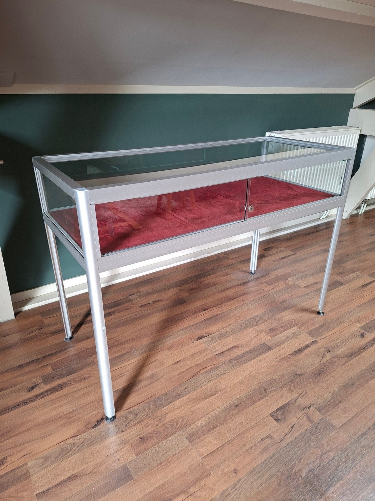 Aluminium vitrinekast met slot en rondom glas, 132 cm breed, Huis en Inrichting, Kasten | Vitrinekasten, Ophalen, Gebruikt, 50 tot 100 cm