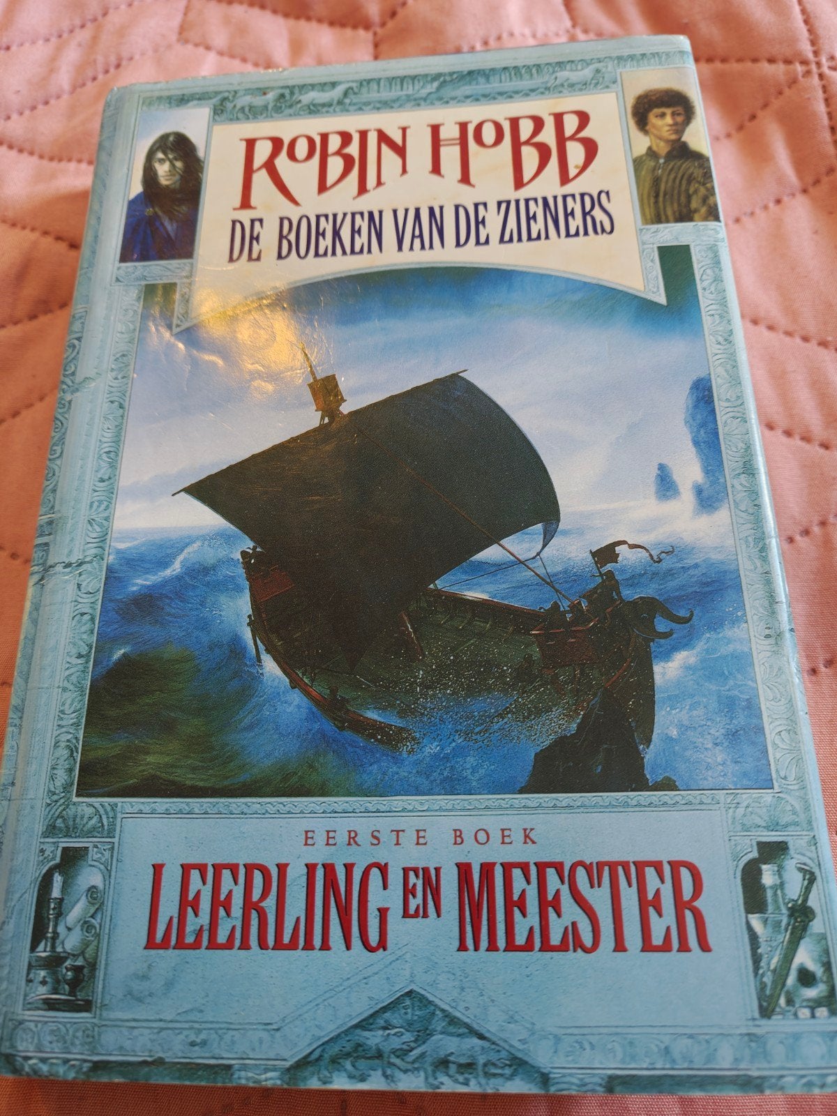 Robin Hobb - Leerling en meester hardcover, Boeken, Ophalen of Verzenden, Zo goed als nieuw, Robin Hobb