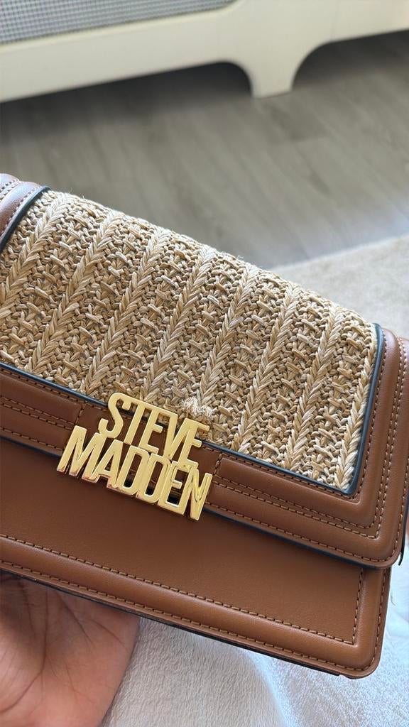 Steve Madden Bsaffron Woven Raffia Crossbody Bag, Sieraden, Tassen en Uiterlijk, Portemonnees, Gebruikt, Bruin, Met knipsluiting