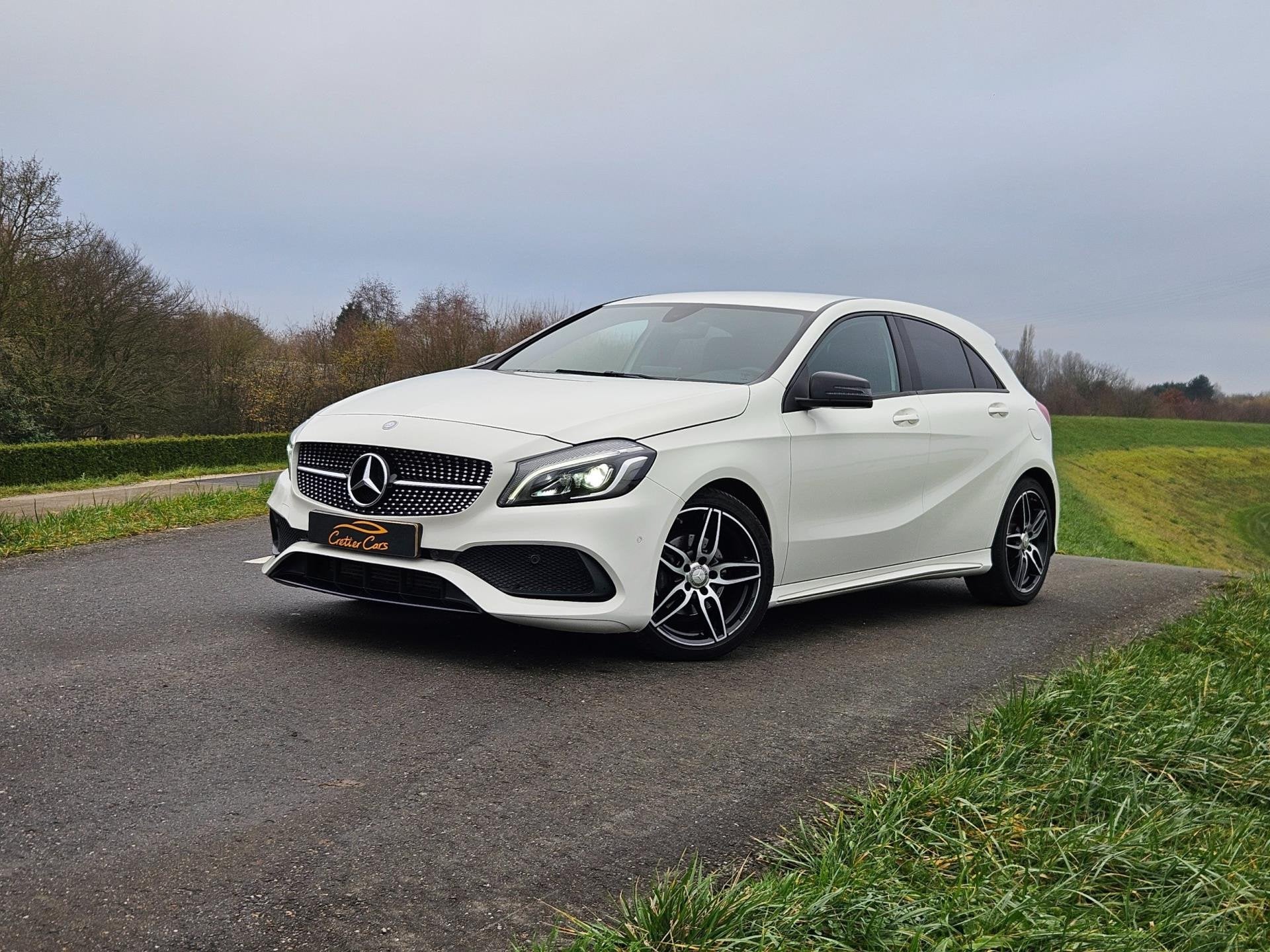 Mercedes-Benz A-klasse 180 AMG Night Edition Plus | NL Auto, Auto's, Gebruikt, 4 cilinders, 19 km/l, Lichtsensor