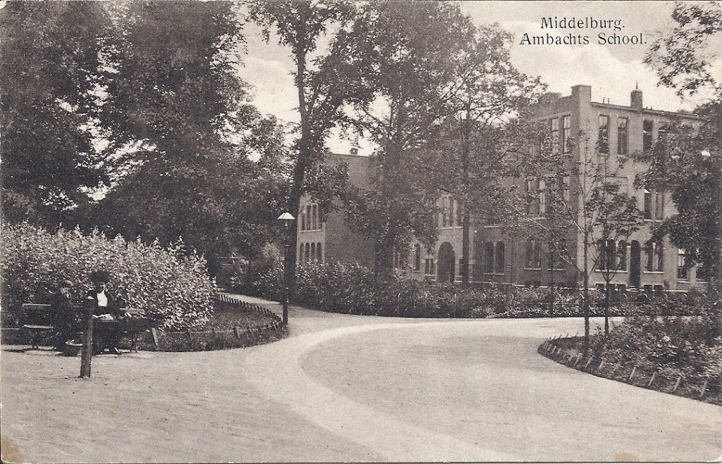 Middelburg Ambachts School met vrouw en kind op bank 1915, Verzenden, Voor 1920, Gelopen, Zeeland