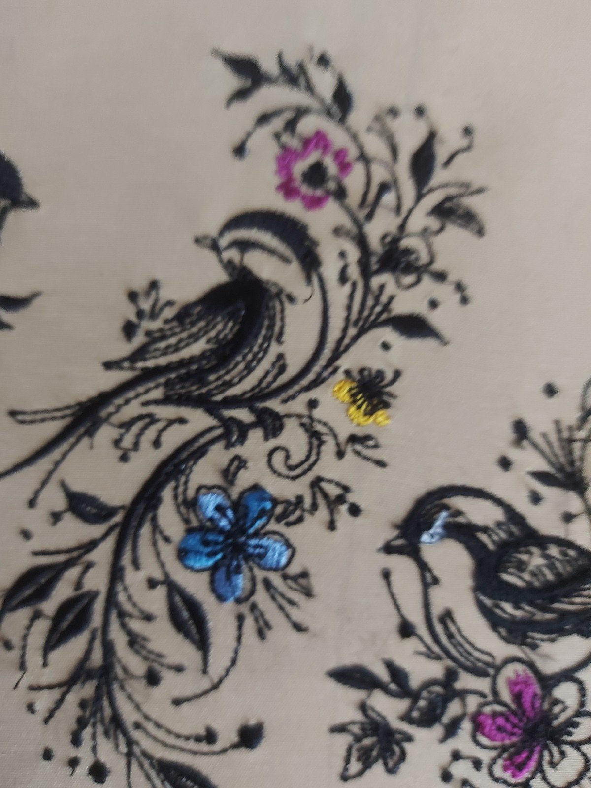 Mooi geborduurd lapje met een subtiel ontwerp van drie vogel, Hobby en Vrije tijd, Stoffen en Lappen, Ophalen of Verzenden, Nieuw