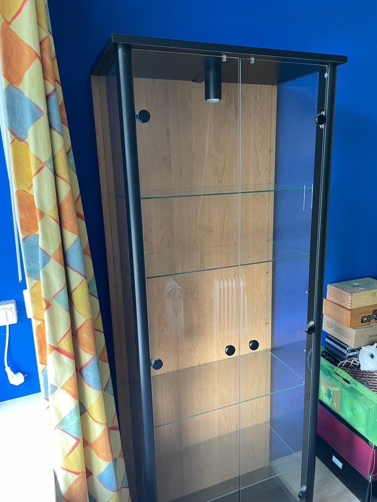 Vitrinekast glas met notenhouten achterkant, Modern, 150 tot 200 cm, 25 tot 50 cm, Met deur(en)