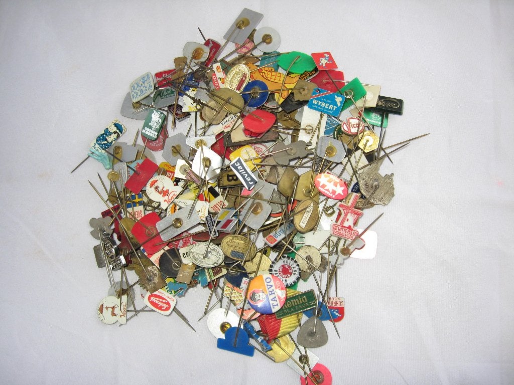 200 Speldjes, Verzamelen, Speldjes, Pins en Buttons, Zo goed als nieuw, Speldje of Pin, Merk, Ophalen of Verzenden
