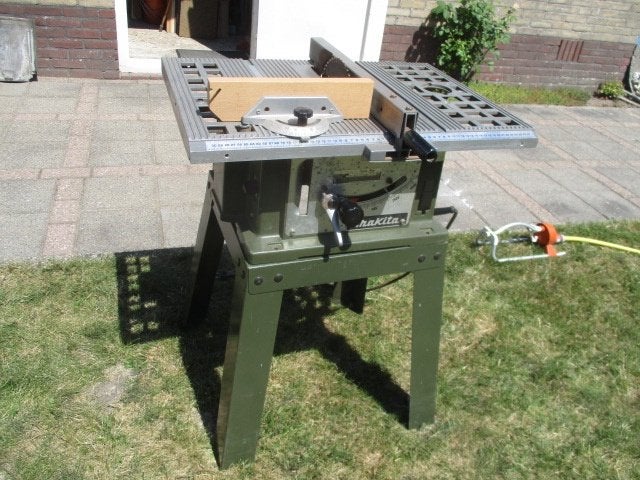 keurig nette Makita 2708 tafelcirkelzaag met onderstel, Doe-het-zelf en Verbouw, Gereedschap | Zaagmachines, Ophalen, Gebruikt