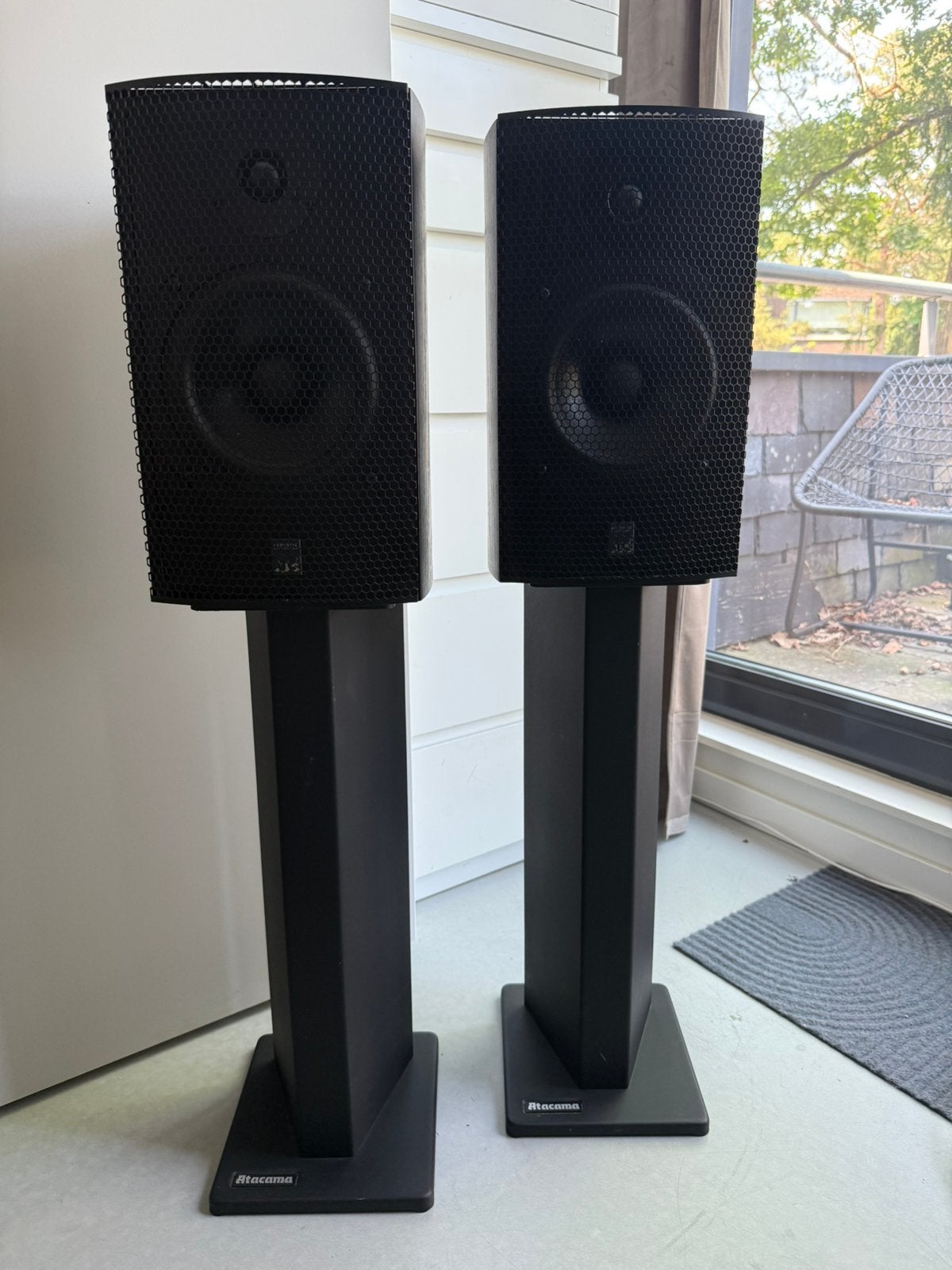 ATC SCM11 V2 in nieuwstaat met stands