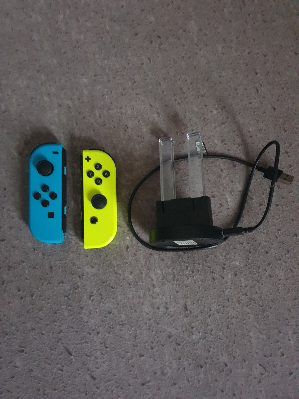Originele Nintendo Switch Joy-Cons met oplaadstation, Gebruikt, Overige controllers, Ophalen of Verzenden, Draadloos