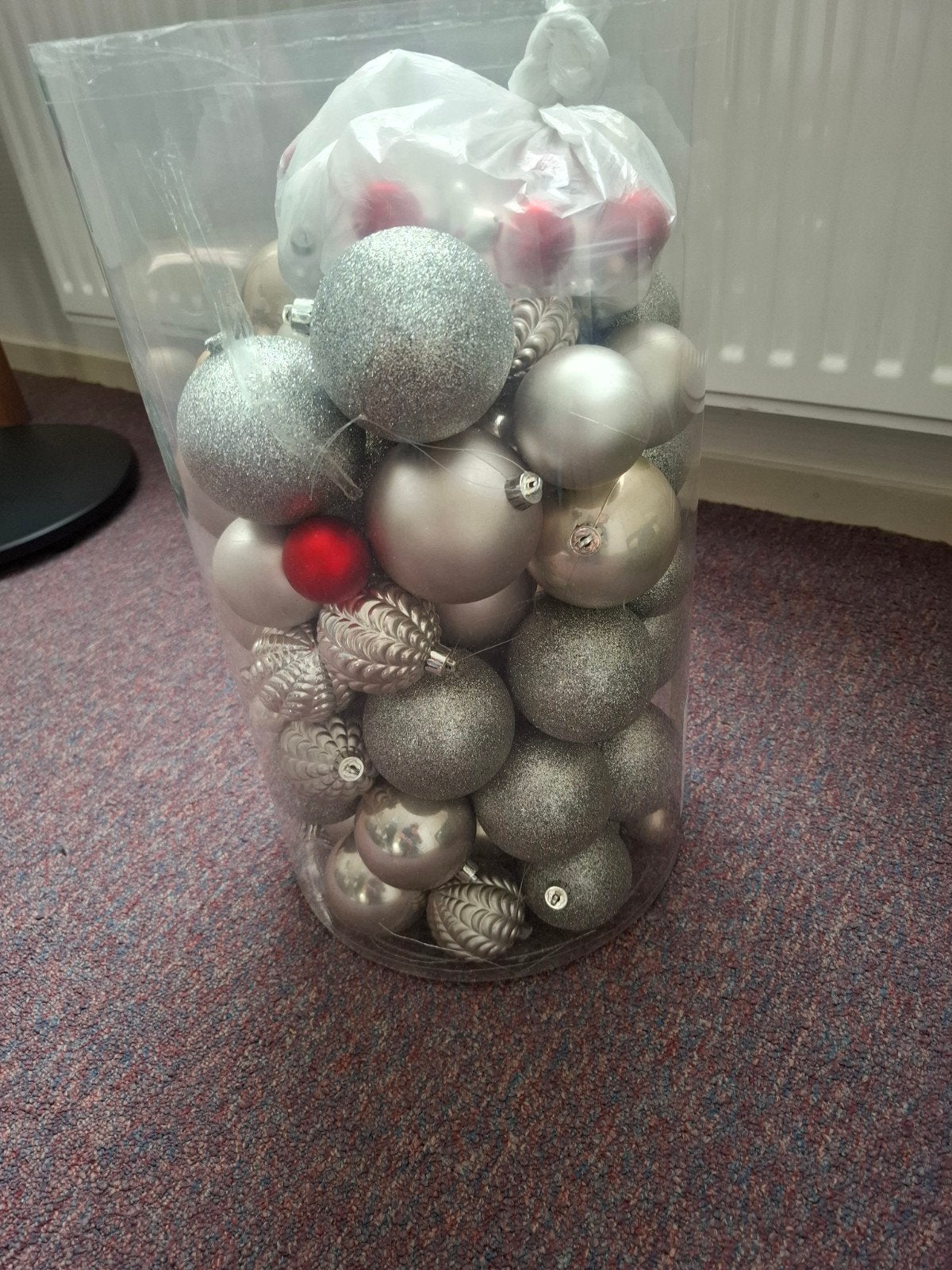 Bak vol kerstballen, Ophalen