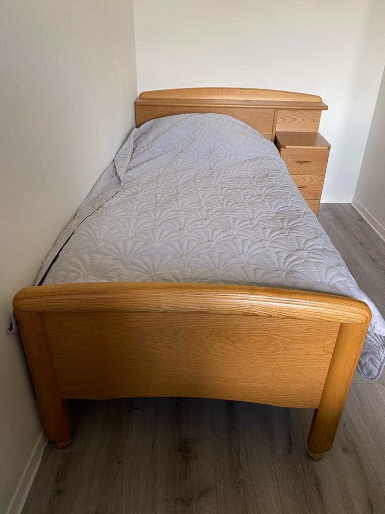 Massief houten 1-persoonsbed  met ombouw en nachtkastje, Ophalen, Zo goed als nieuw