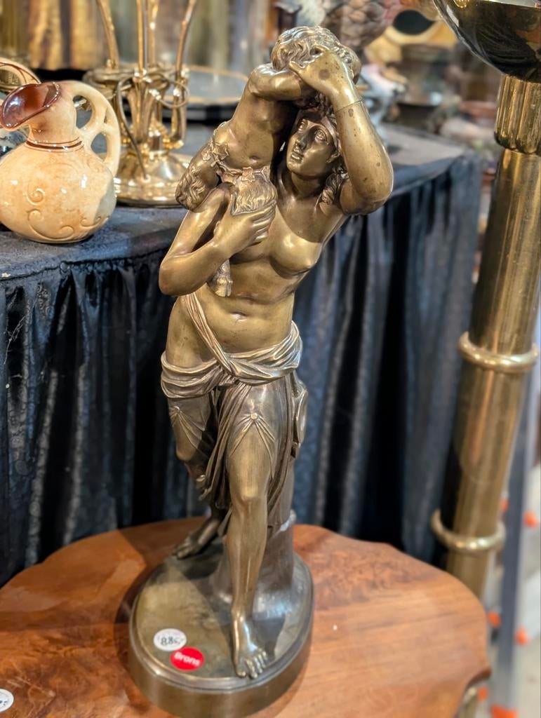 Antiek bronzen beeld. 62 cm hoog. €885., Ophalen