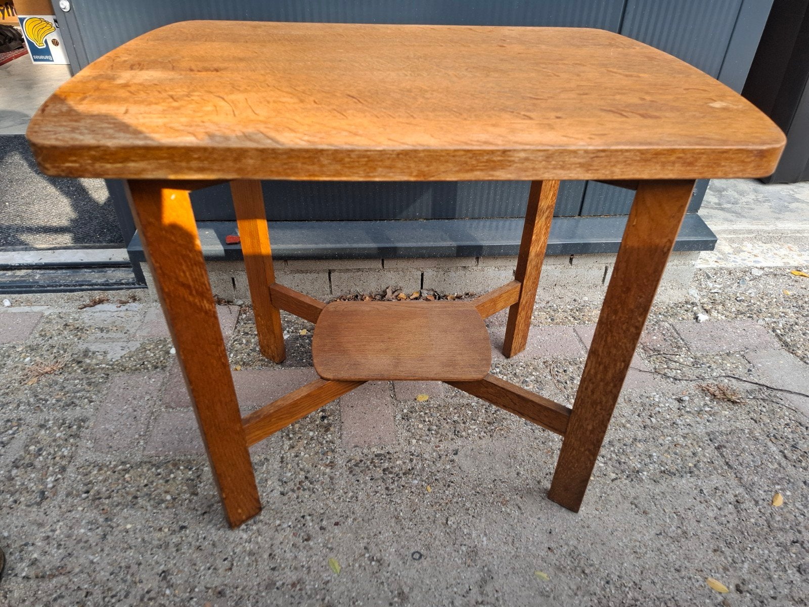 Vintage houten bijzettafel met extra plankje, Ophalen of Verzenden
