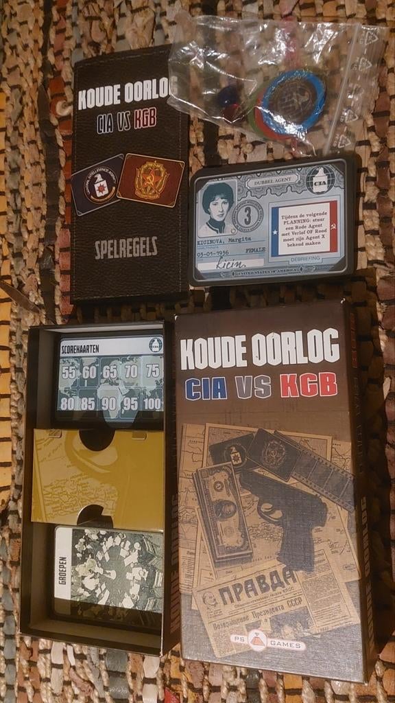 Koude Oorlog: CIA vs KGB - Kaartspel voor 2 spelers, Hobby en Vrije tijd, Gezelschapsspellen | Bordspellen, Ophalen of Verzenden