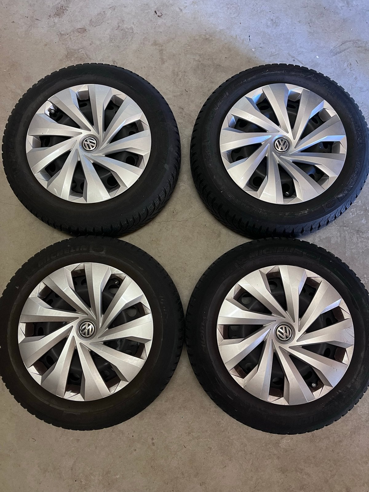 Michelin winterbanden 185/60 R15 met wieldoppen, Ophalen of Verzenden, Gebruikt