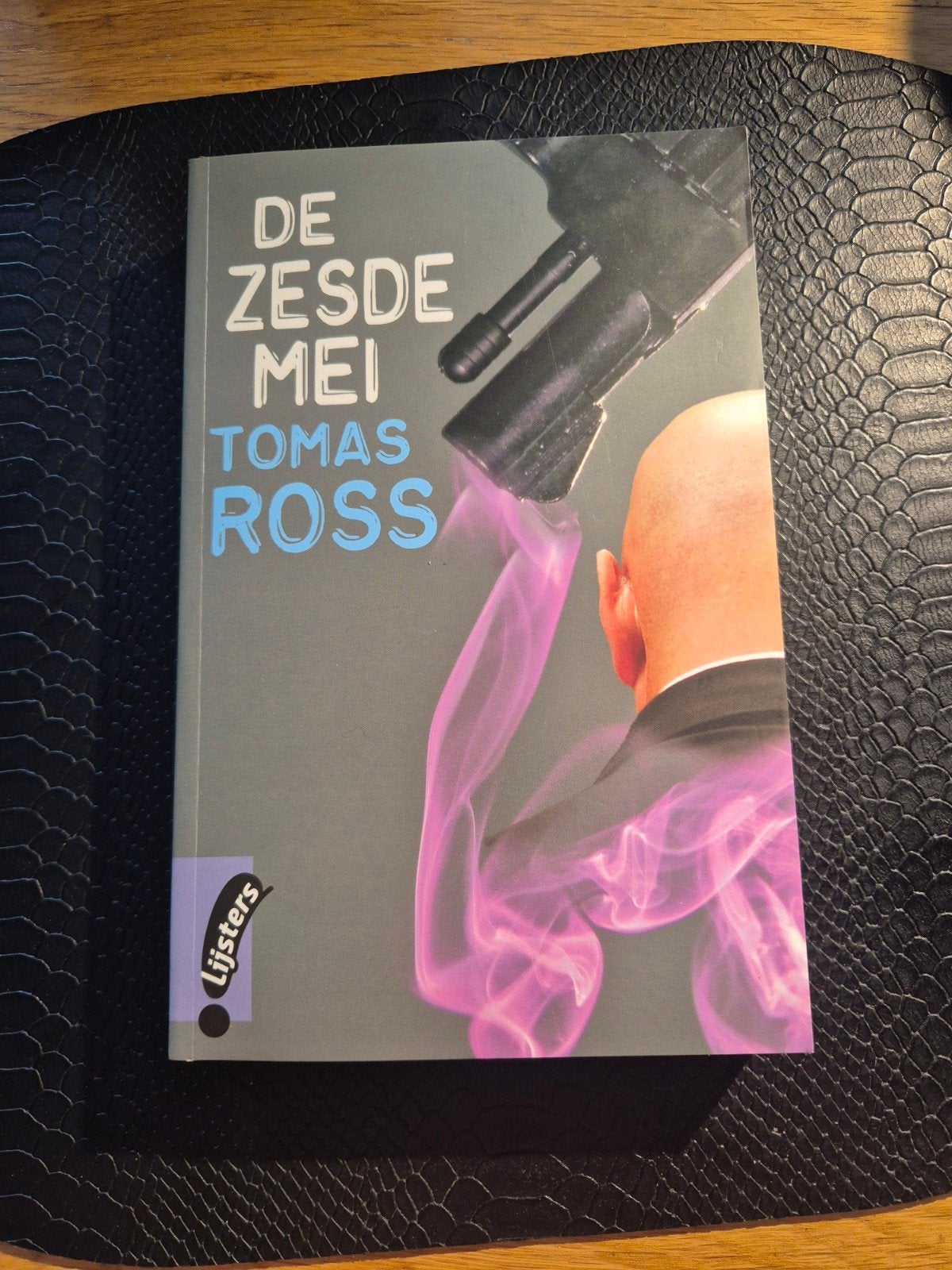 De zesde mei, Ophalen of Verzenden, Zo goed als nieuw, Tomas ross