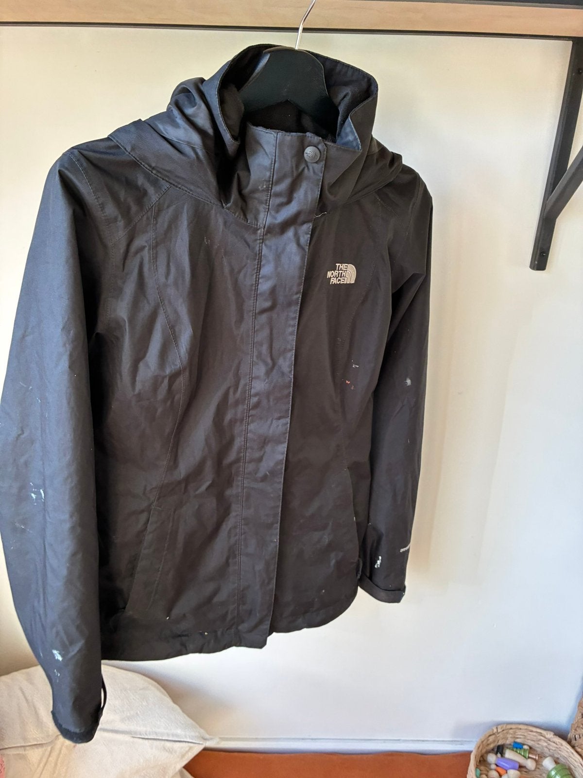 Northface dames regen jas s zwart zgan met kleine vlekjes, Ophalen of Verzenden, Zo goed als nieuw, Maat 36 (S), Zwart