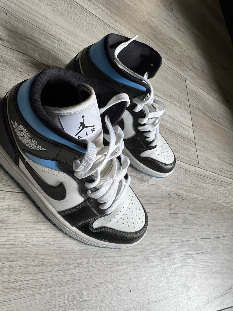 Nike Air Jordan 1 Mid - Maat 39, Ophalen of Verzenden, Zo goed als nieuw, Zwart, Sneakers of Gympen