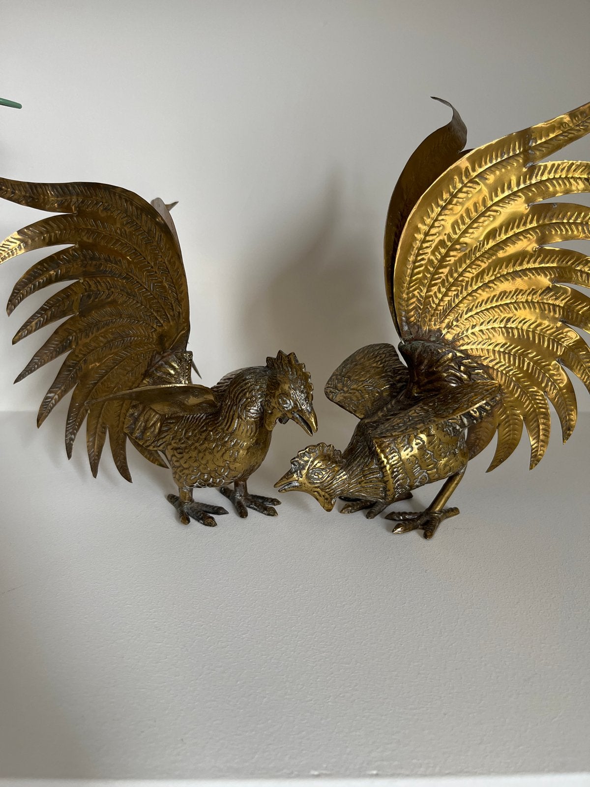 Twee bronzen hanen, vechtende hanen, haangevecht, Ophalen of Verzenden, 20 - 50 cm, Beeld, Goud
