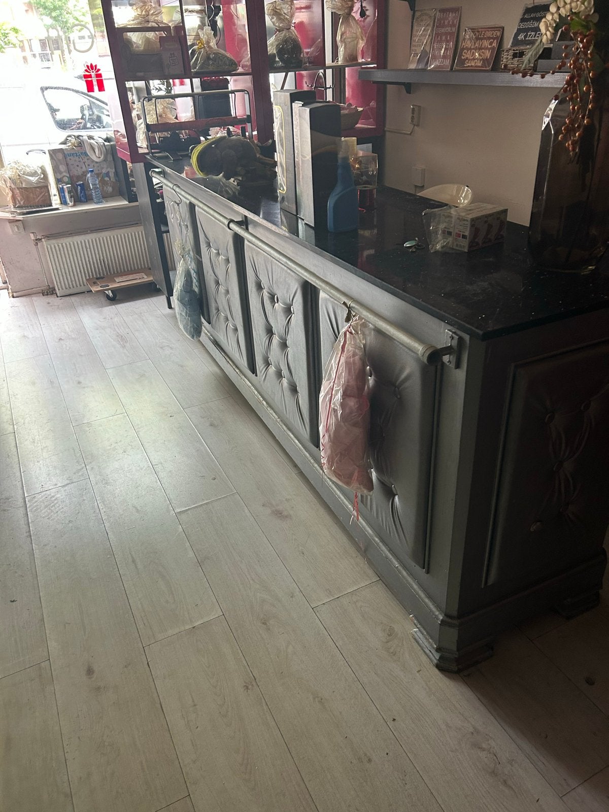 Marmeren plaat op houten toonbank, Ophalen