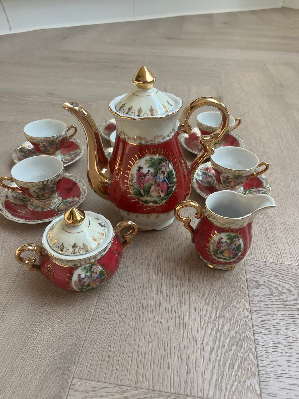 Prachtig Vintage Servies Versailles - Rood met Gouden Detail, Ophalen, Overige merken, Vintage, Zo goed als nieuw