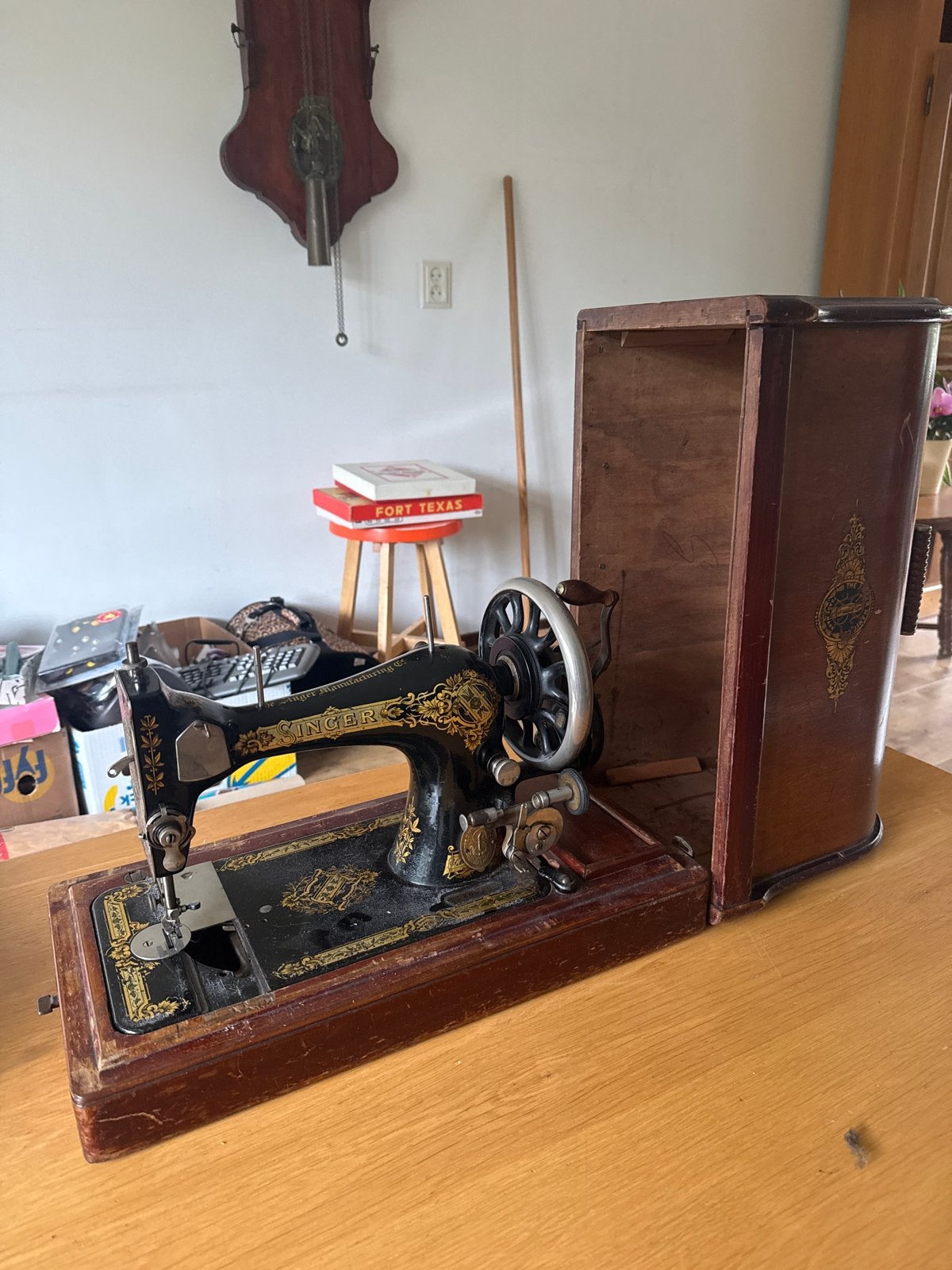 Antieke Singer Naaimachine met Houten Kap, Ophalen