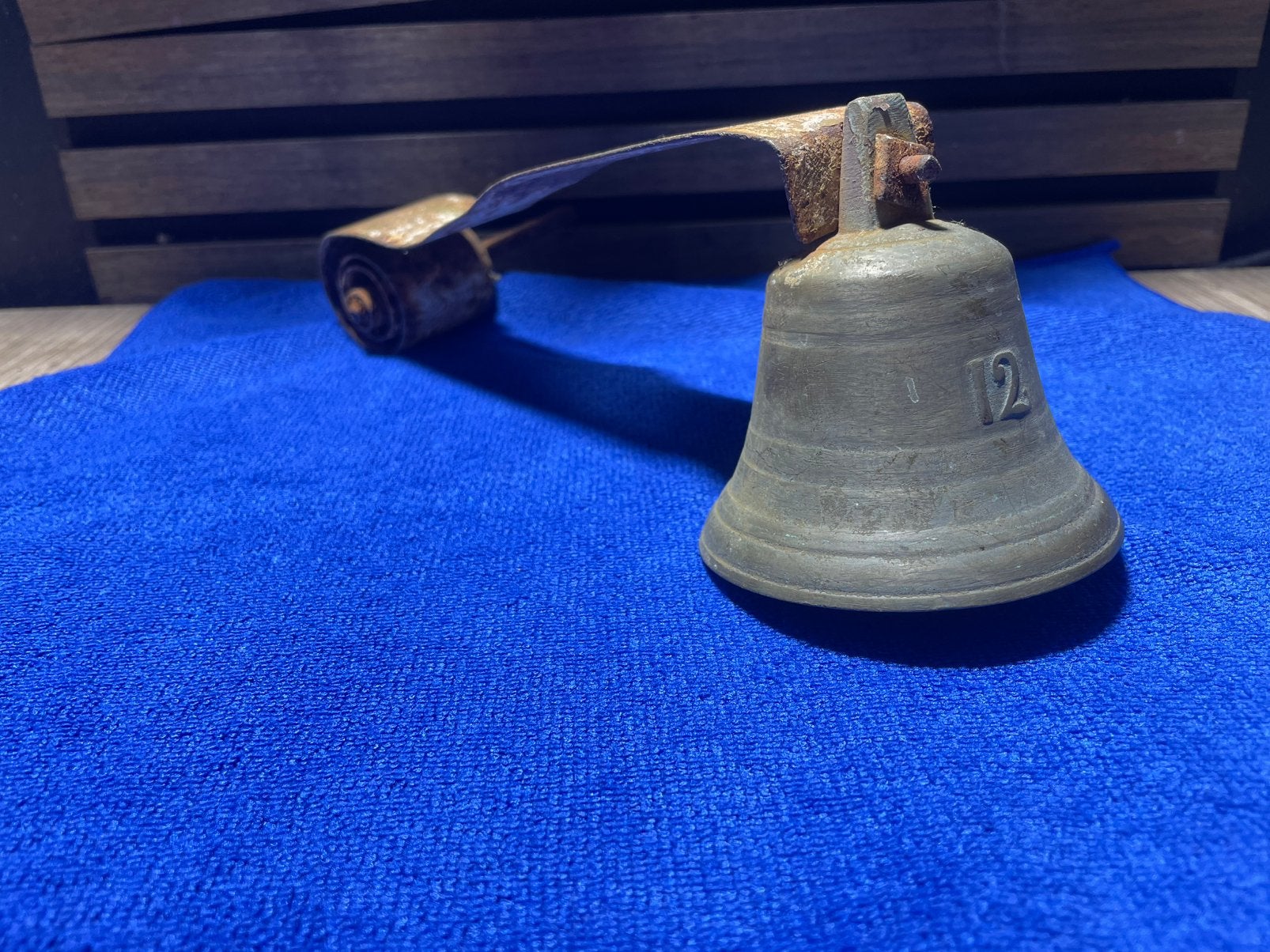 Antieke bronzen deurbel nr. 12 met originele muurbeugel, Ophalen of Verzenden, Brons