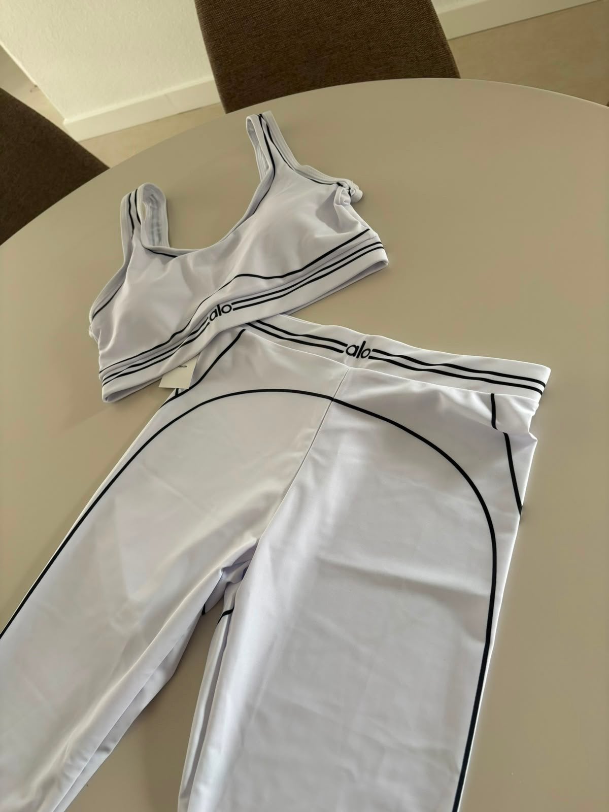 Alo sportset wit, Kleding | Dames, Sportkleding, Maat 38/40 (M), Wit, Ophalen of Verzenden, Zo goed als nieuw
