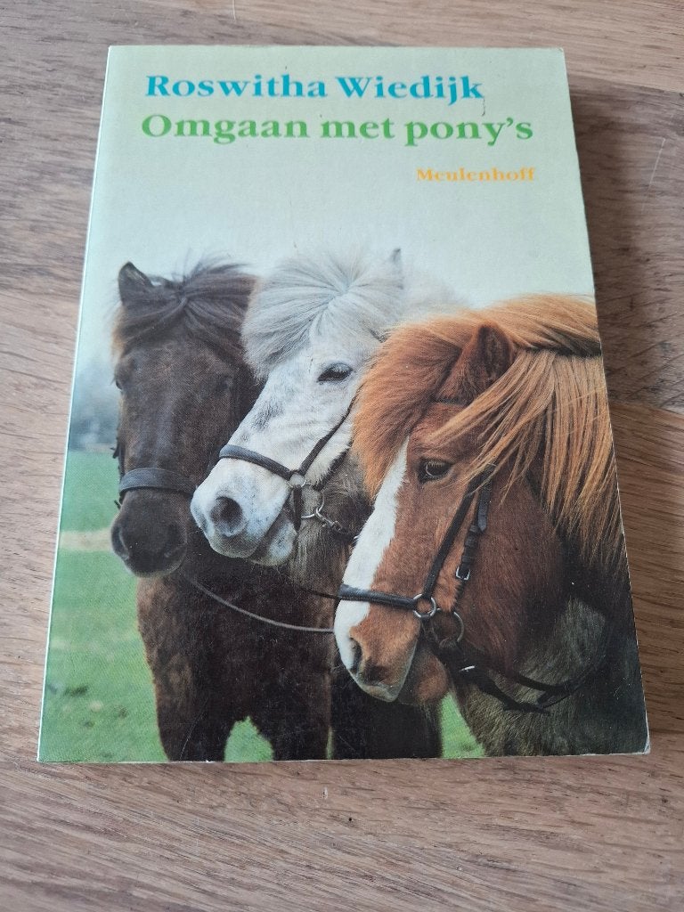 Omgaan met pony's - Roswitha Wiedijk - Ponyboek, Ophalen of Verzenden, Gelezen, Paarden of Pony's