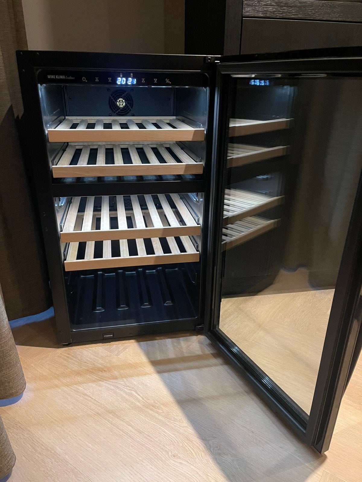 Wine Klima Wijn klimaatkast (Koelt niet), Witgoed en Apparatuur, Ophalen, Zonder vriesvak, Minder dan 85 cm, 200 liter of meer