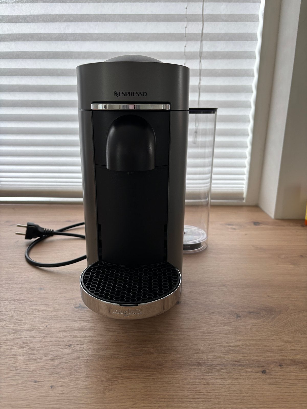 Nedpresso Vertuo Koffiemachine incl cups, Ophalen, Gebruikt, Koffiemachine, 1 kopje