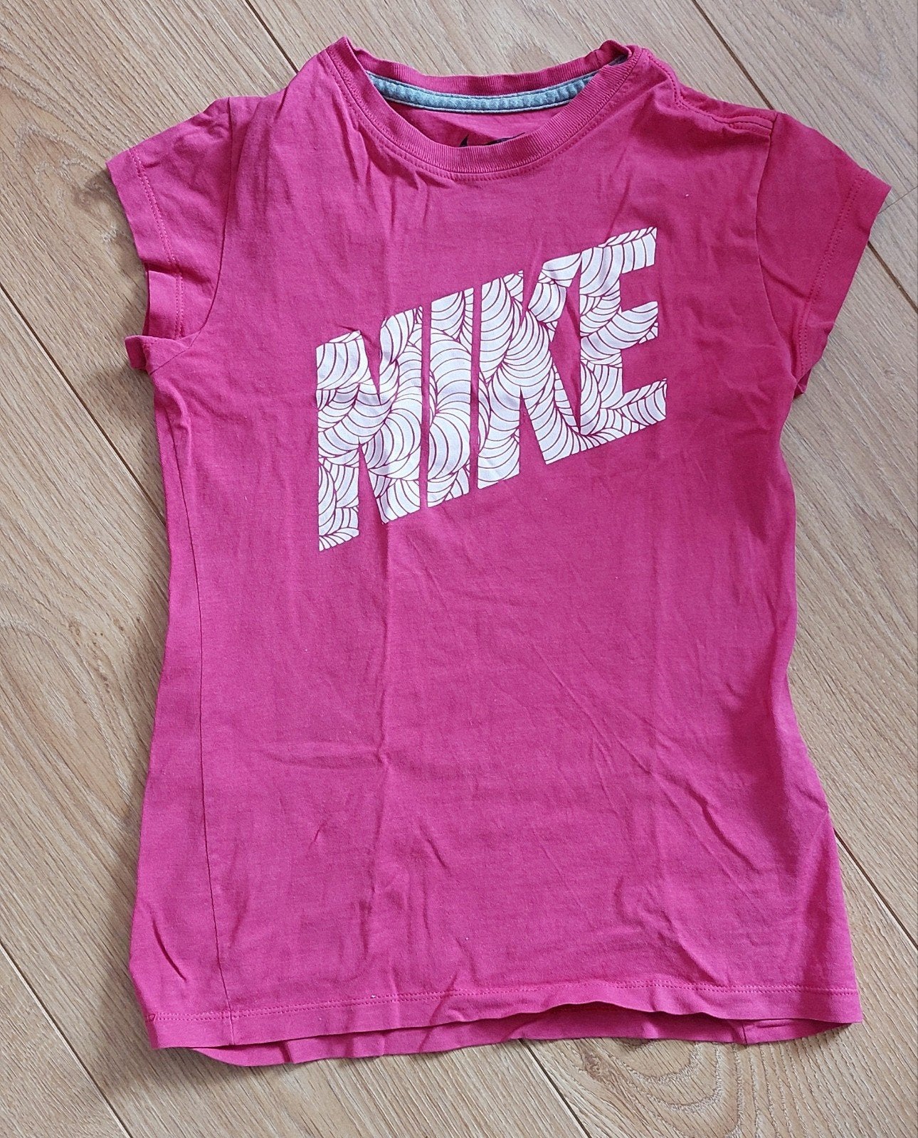 Nike t-shirt draagmaat 140 roze, Meisje, Ophalen of Verzenden, Zo goed als nieuw, Shirt of Longsleeve