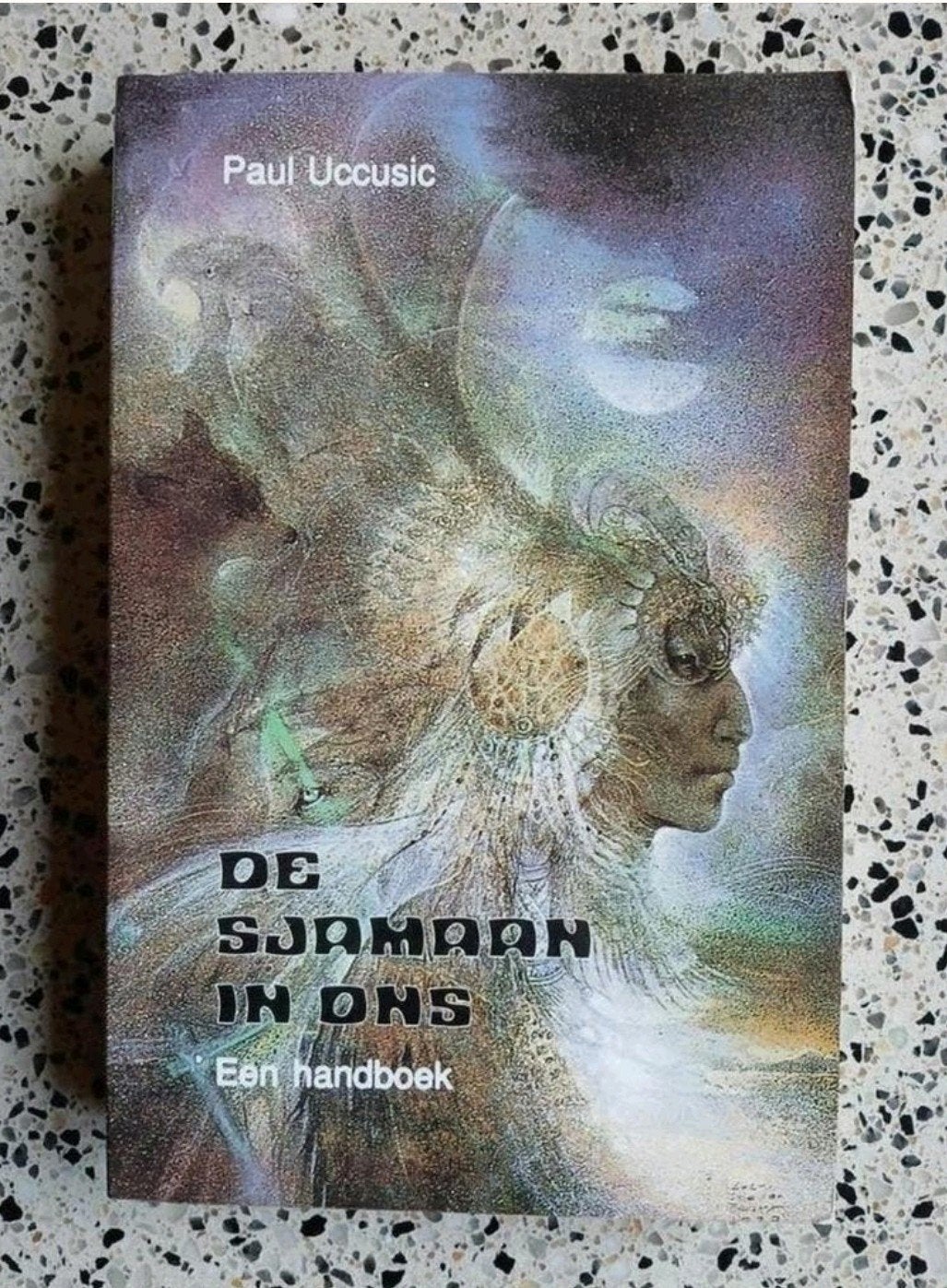 De Sjamaan in ons - Paul Uccusic (Handboek) VASTE PRIJS ZGAN, Ophalen of Verzenden, Zo goed als nieuw