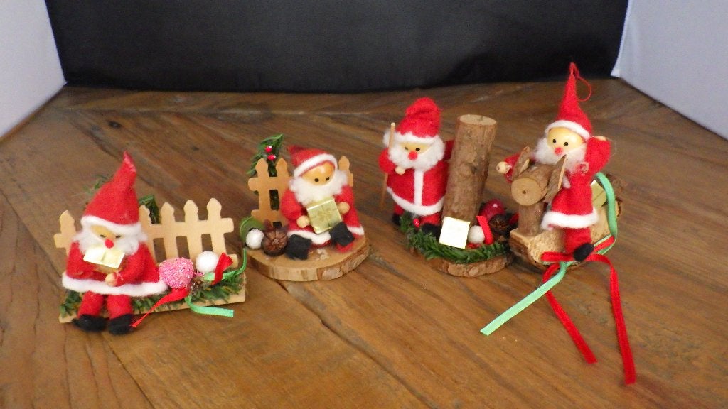 mooie kerstmannen op bank, paard, bij paaltje en lezend, Diversen, Kerst, Ophalen of Verzenden, Gebruikt