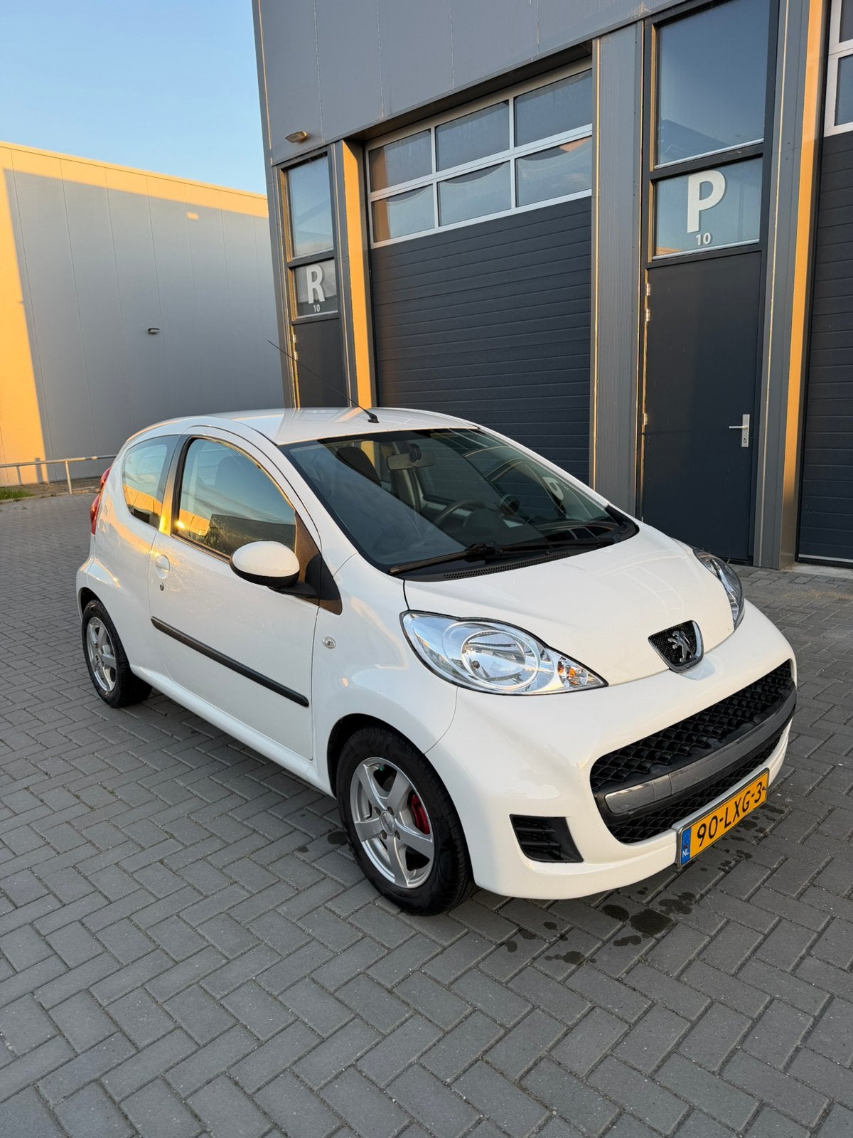 Peugeot 107 1.0 12V 3-deurs 2010 | Airco | Lichtmetalen Velg, Voorwielaandrijving, Stof, Zwart, 4 stoelen