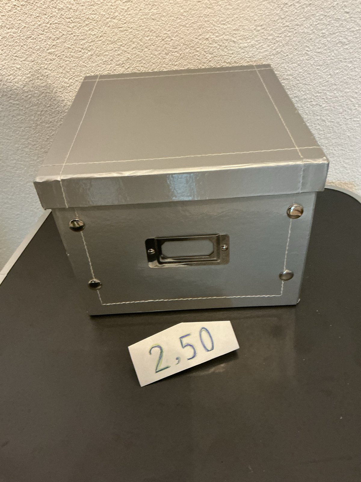 Grijze opbergdoos met labelhouder 2;50, Overige materialen, Minder dan 50 cm, Gebruikt, Ophalen of Verzenden