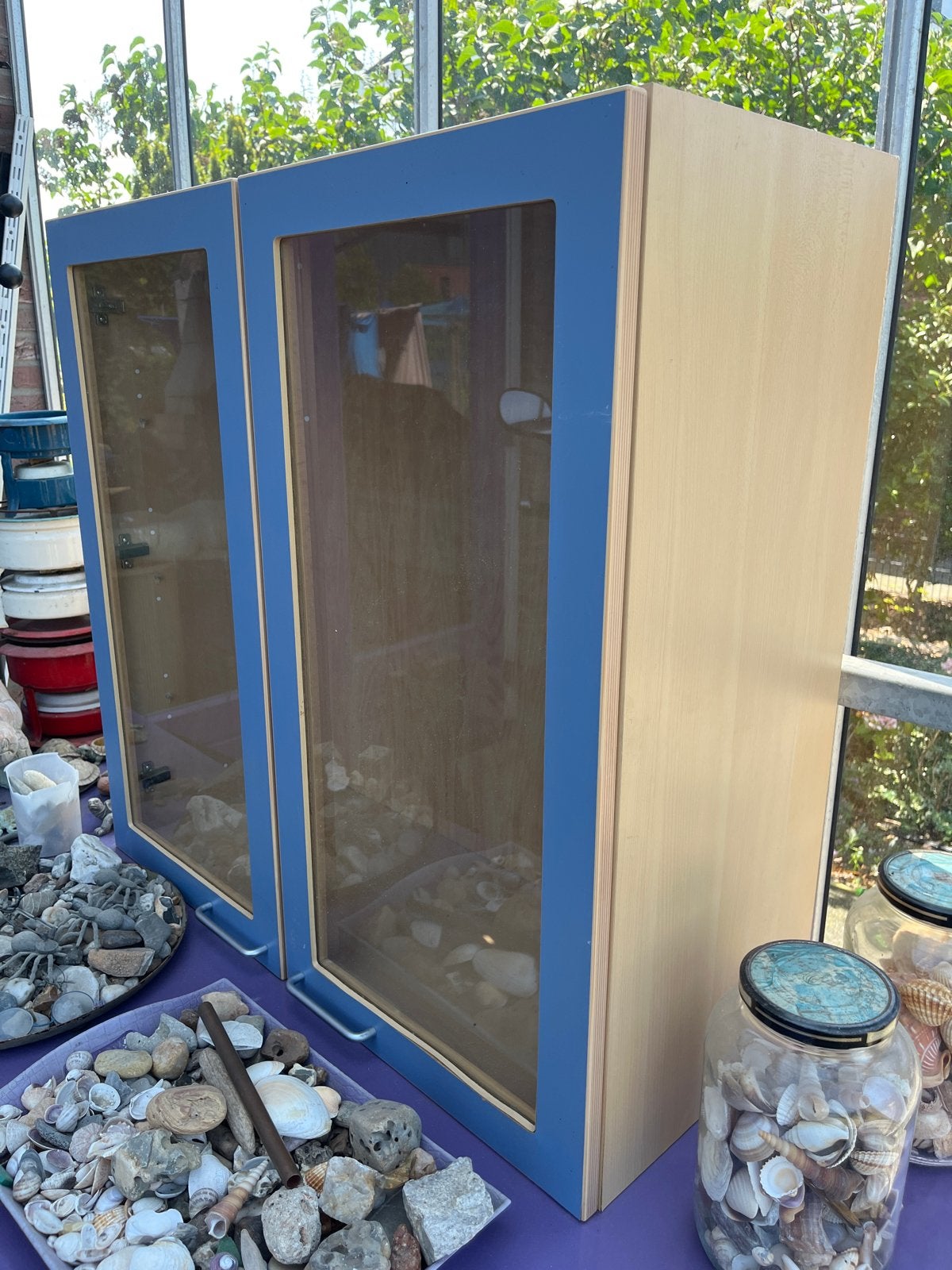 Ophang vitrinekast met 3 planken, blauwe voorkant, Ophalen, Met plank(en), Gebruikt, 50 tot 100 cm