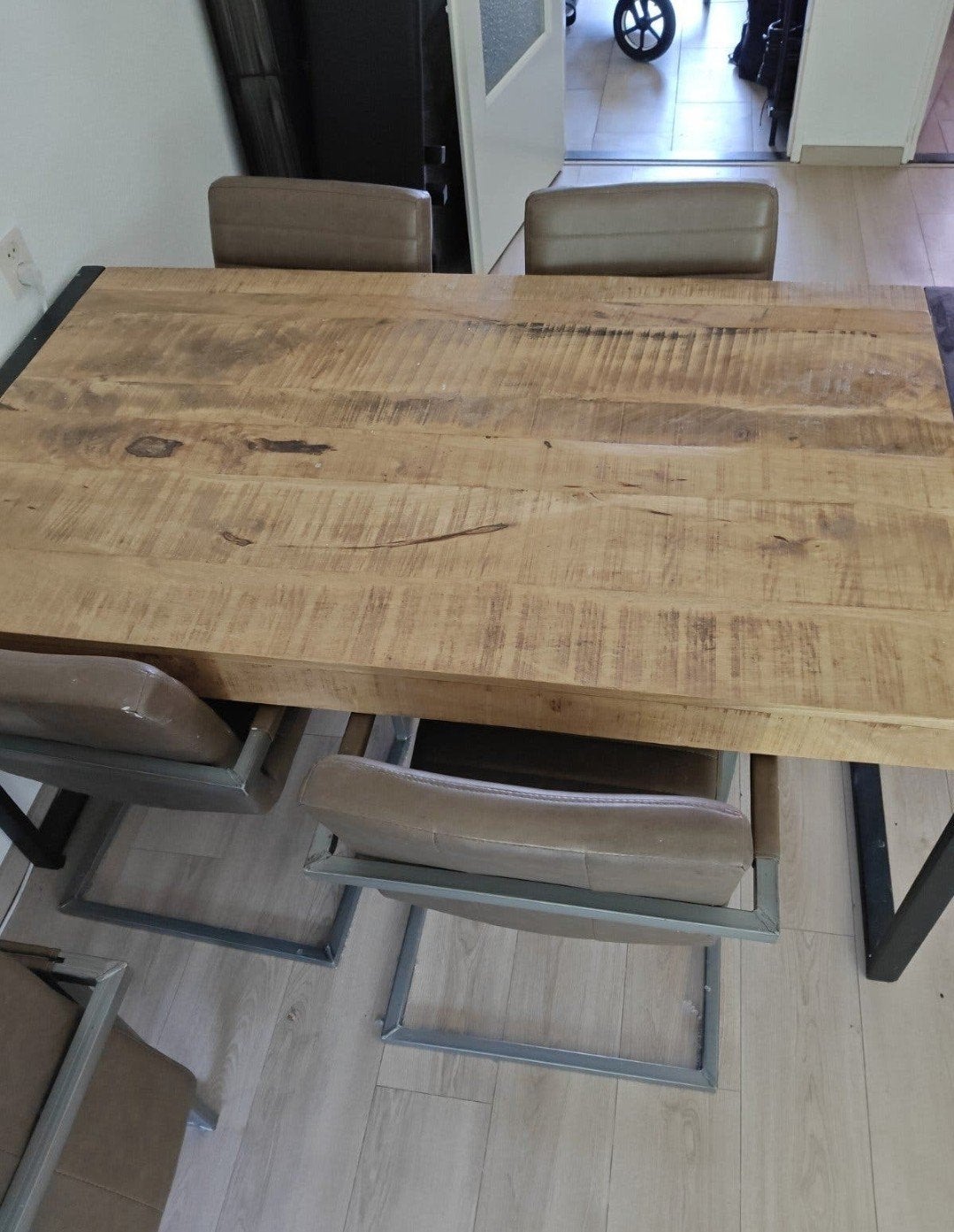eettafel mangohout, Ophalen