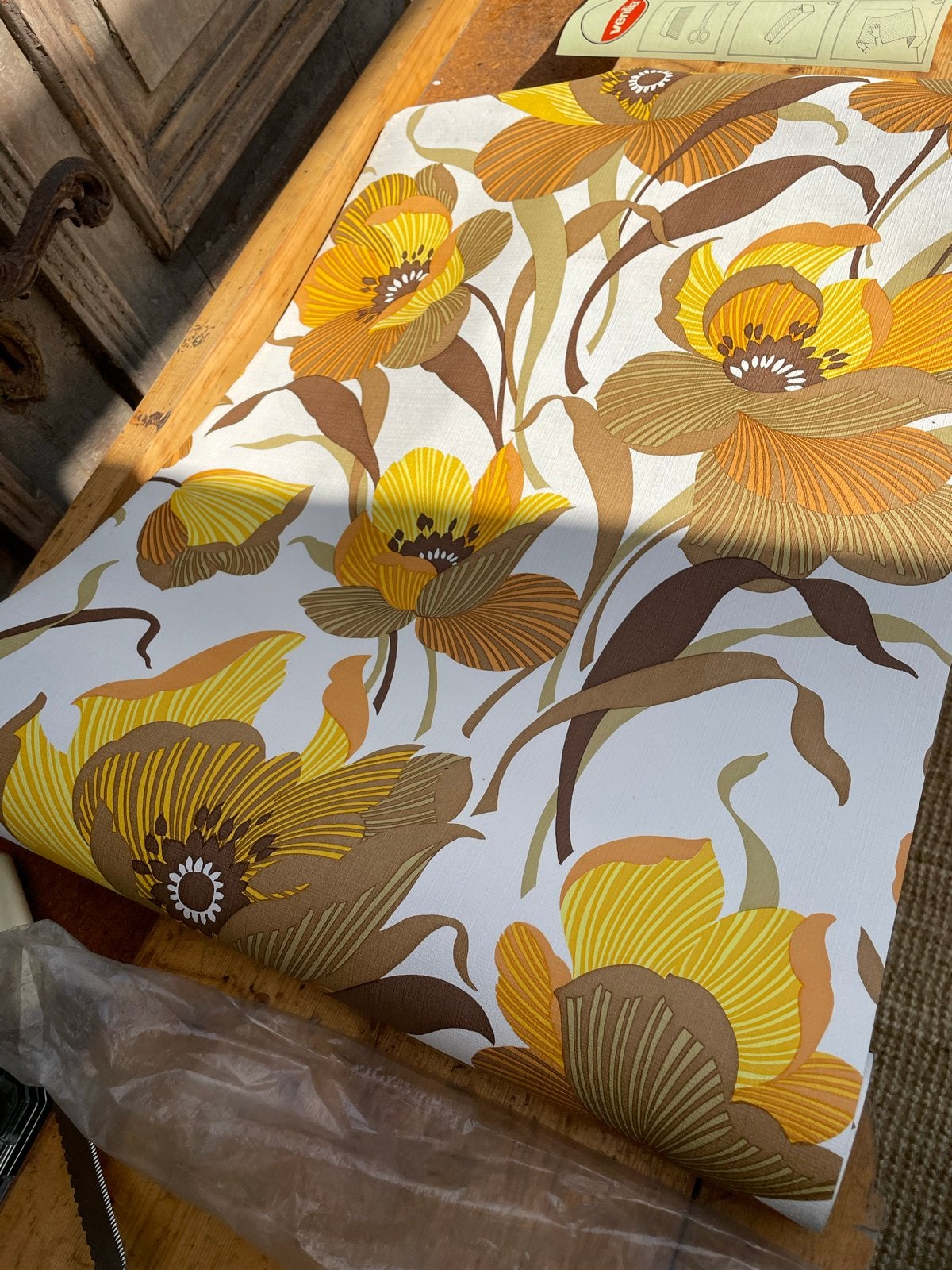 Vintage behangrol met bloemenpatroon - Jaren 70 stijl, Bloemen, Geel, B, Ophalen of Verzenden