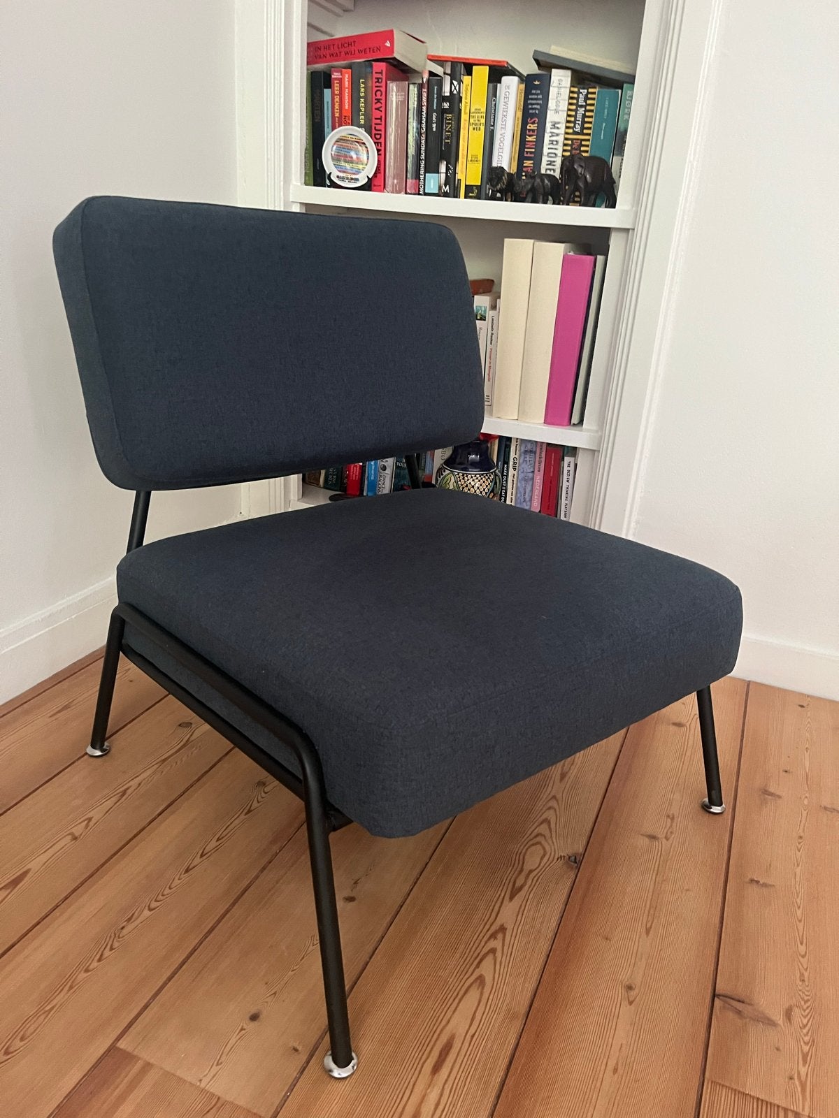 MADE Fauteuil donkerblauw met zwarte poten, Huis en Inrichting, Fauteuils, Ophalen, Minder dan 75 cm, Zo goed als nieuw, Stof
