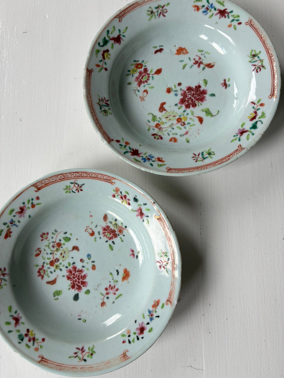 Chinees bordje 2st Famille Rose 18e eeuw porselein Qianlong, Antiek en Kunst, Ophalen of Verzenden