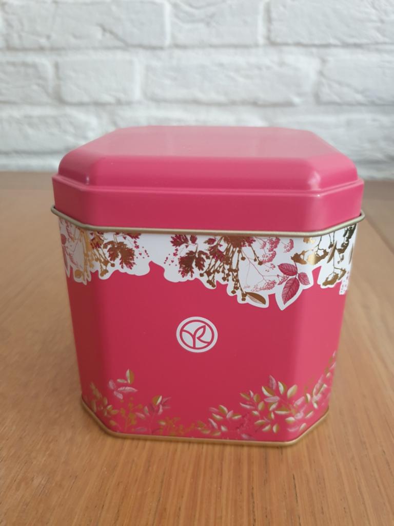 Nieuw blik Yves Rocher. Roze. 9,5x9 cm., Ophalen of Verzenden, Nieuw