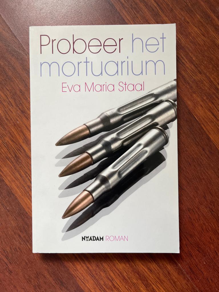 Probeer het mortuarium - Eva Maria Staal (Roman), Ophalen of Verzenden, Zo goed als nieuw, Nederland