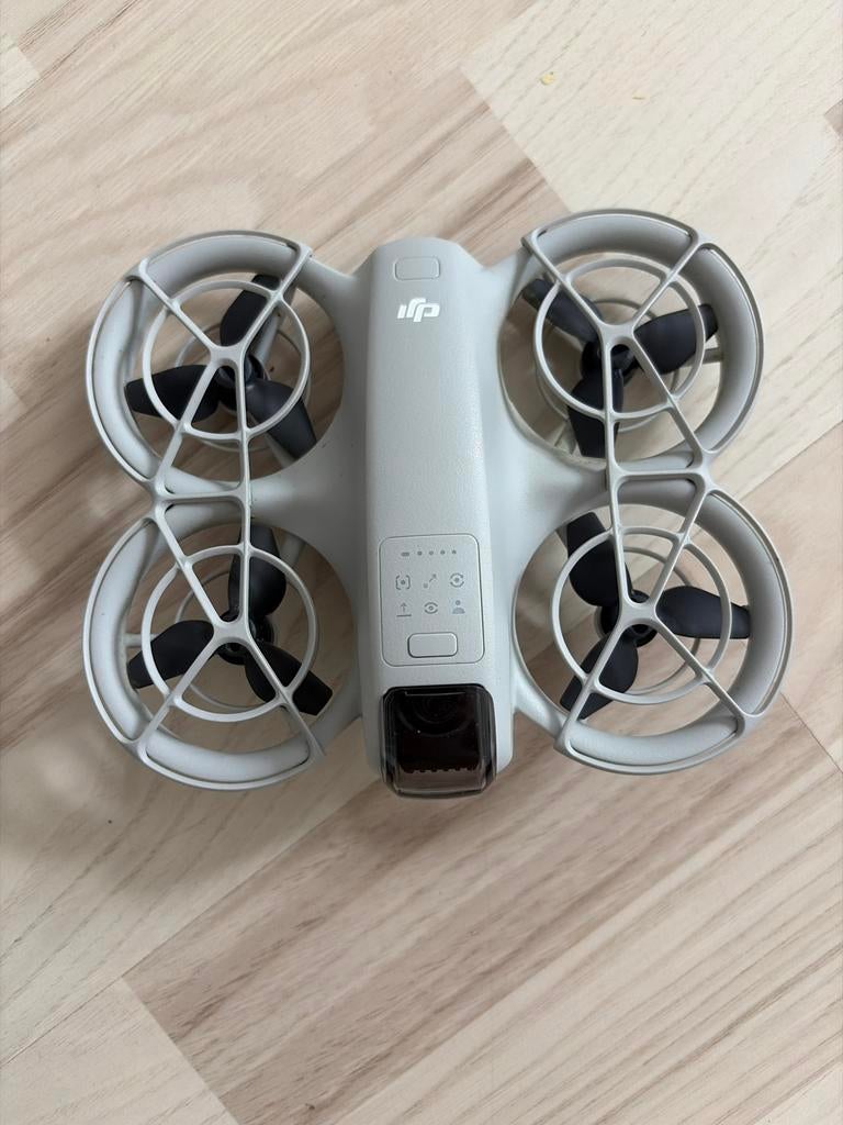 DJI NEO met oplader en 3 batterijen, Cameradrone, Zo goed als nieuw, 1 tot 5 kilometer, 15 tot 30 minuten