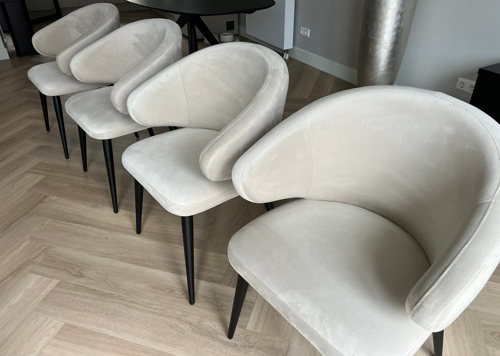 4 luxe beige eetkamerstoelen Westwing armleuning Japandi, Ophalen, Japandi, Overige kleuren, Zo goed als nieuw