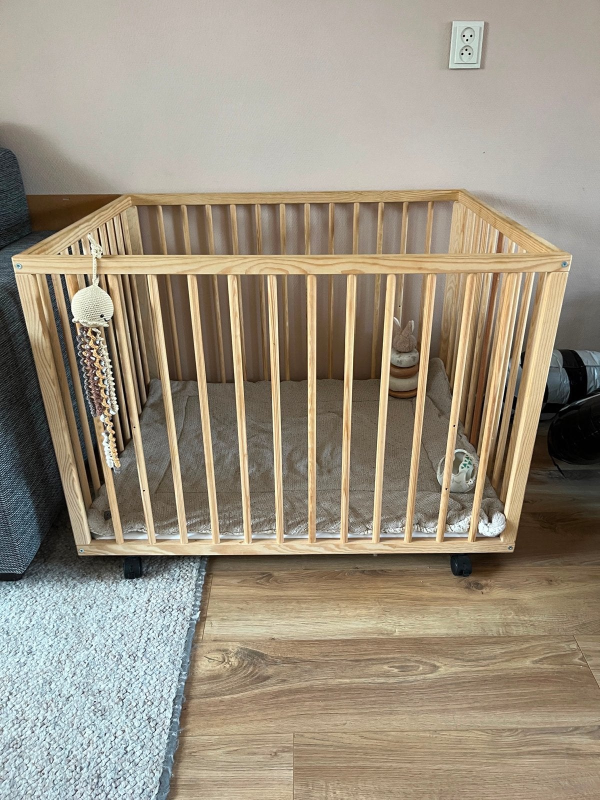 Houten box met wieltjes - Zo goed als nieuw, Ophalen, Zo goed als nieuw, Vierkant, Wieltjes