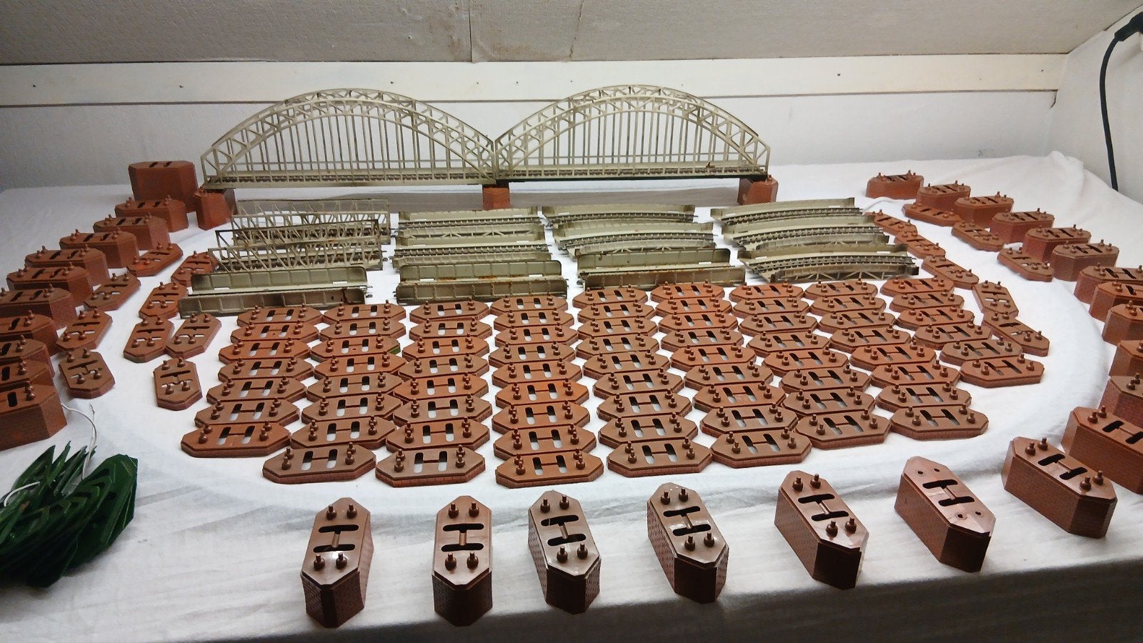 Marklin H0  - Diverse brugdelen en pijlers voor M-rail., Hobby en Vrije tijd, Modeltreinen | H0, Wisselstroom, Gebruikt, Brug, Tunnel of Gebouw