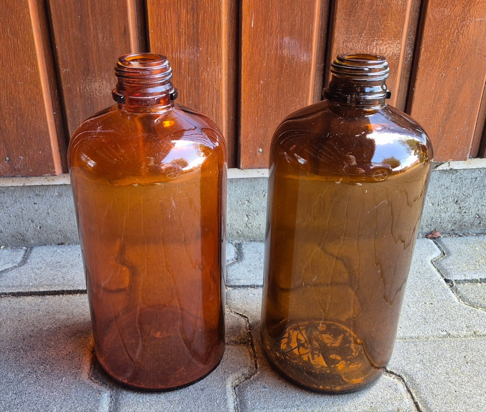 2 bruine flessen/vazen, Glas, Ophalen, Gebruikt