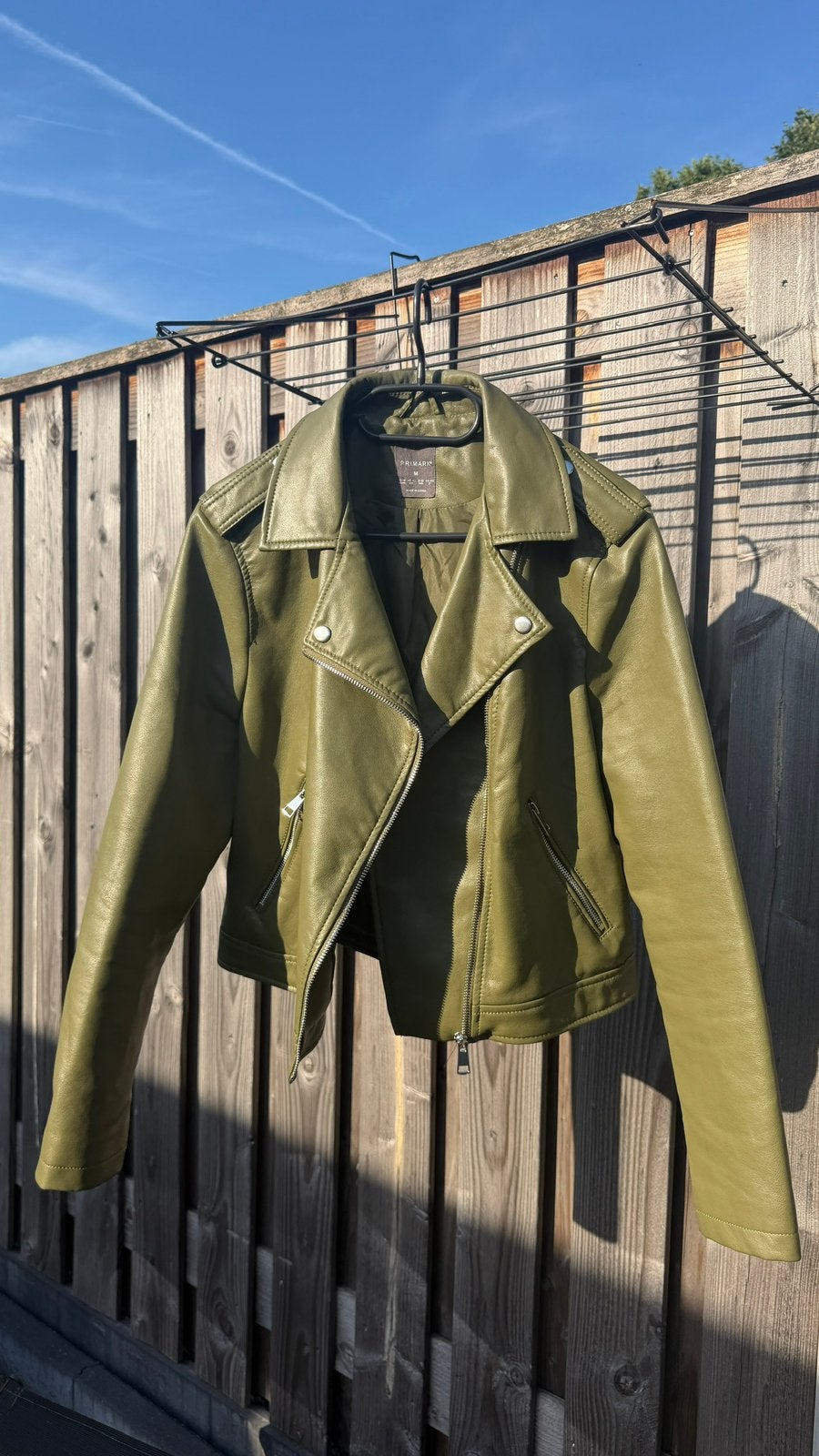 Primark olijfgroene faux leren bikerjack – maat M, Kleding | Dames, Ophalen of Verzenden, Zo goed als nieuw, Groen