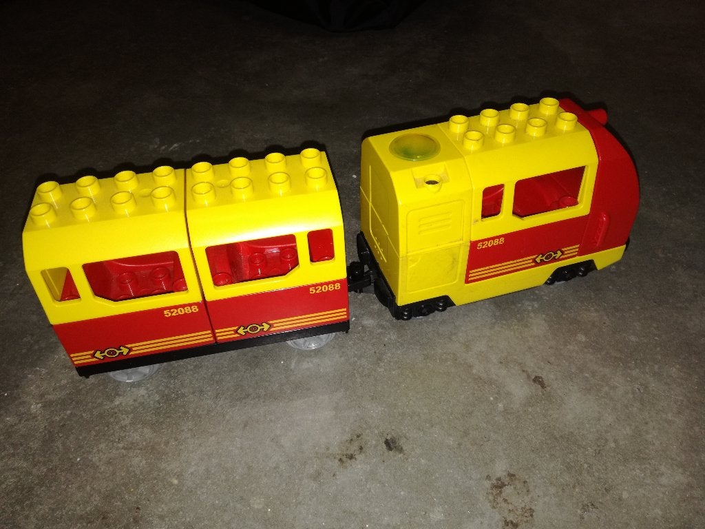 Duplo locomotief rood met passagierswagon, met garantie, Lego Systems A/S, Gebruikt, Aastvej 1 – 7190 Billund - Denemarken, Ophalen of Verzenden