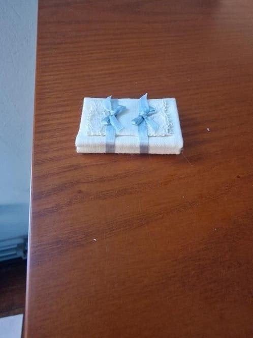 Poppenhuis miniaturen: stapeltje wasgoed/lakens, Ophalen of Verzenden
